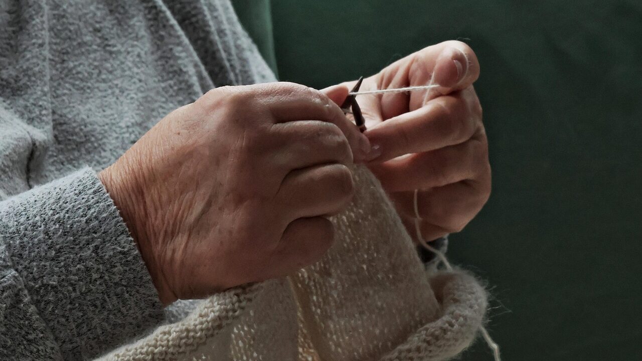 Knit, hobby, leisure time, woman, wool, knitting needles, fashion, lifestyle, handwork