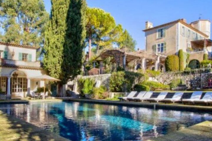 Provençal villa and terraces around a large swimming pool