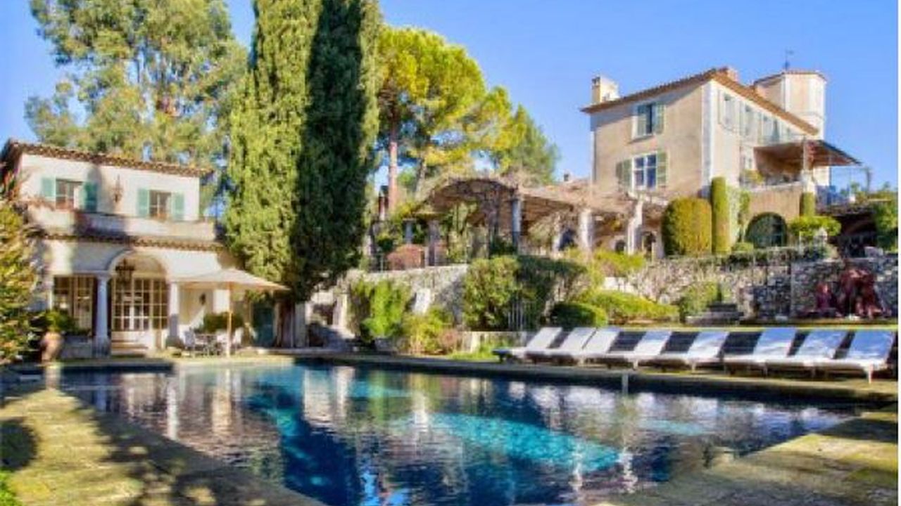 Provençal villa and terraces around a large swimming pool