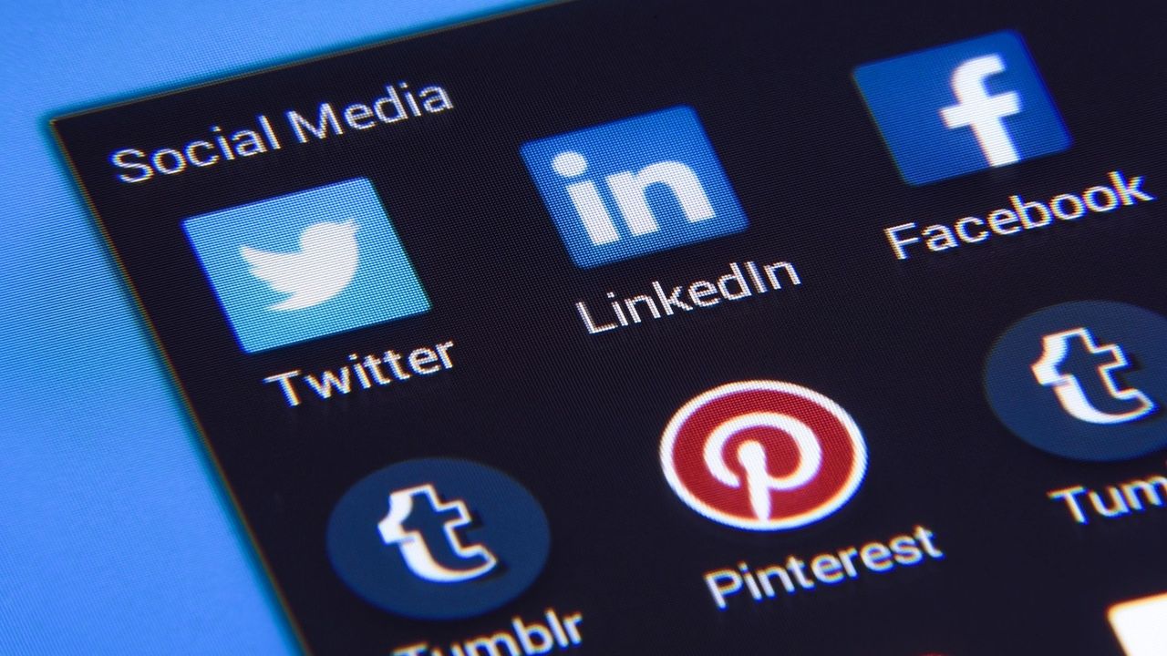 Phone screen showing social media app icons