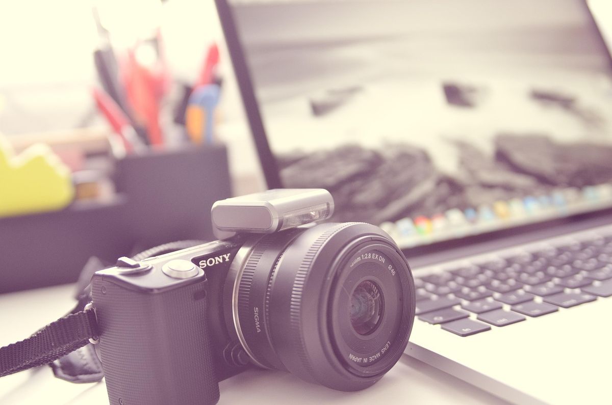 Camera in front of a laptop on a desk