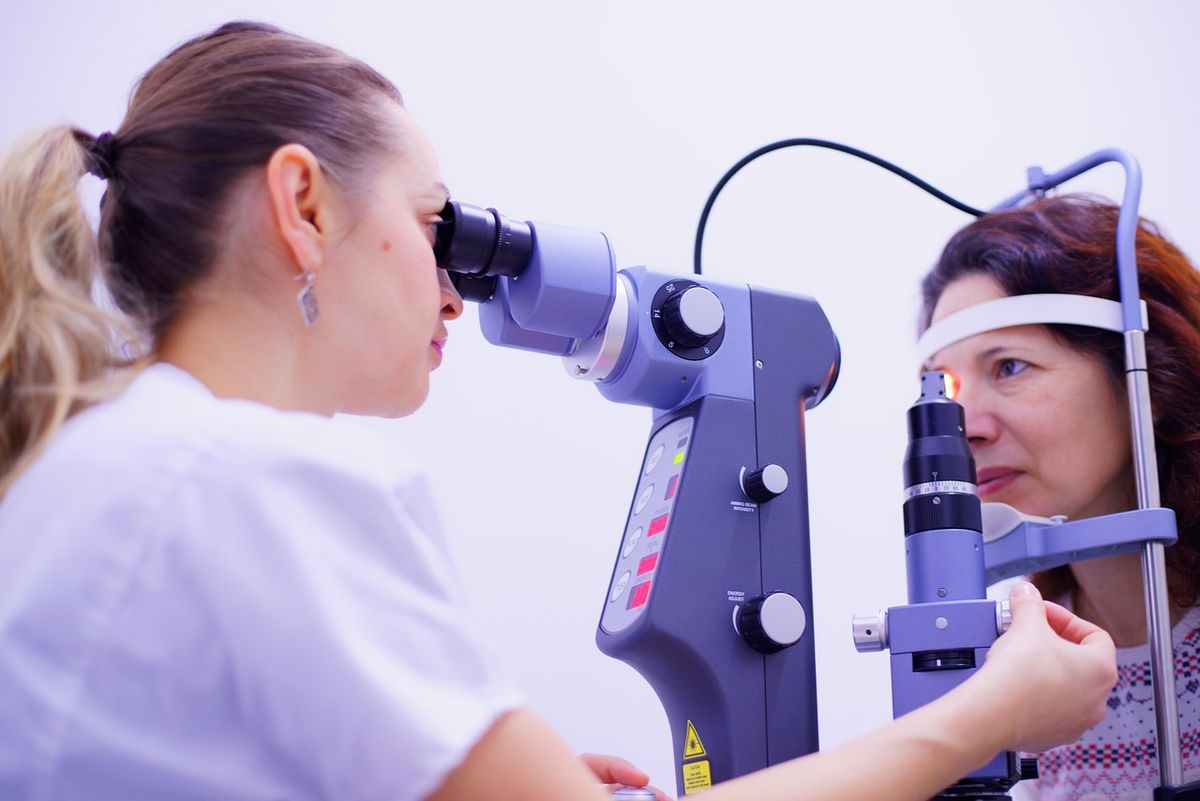 Eye examination with a slit-lamp microscope